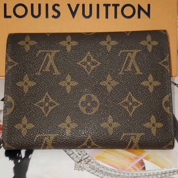 Louis Vuitton Midsize Wallet - Picture 4 of 17